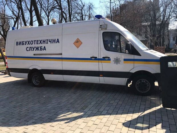 В Києві на Зоологічній під люком випадково знайшли вибухівку