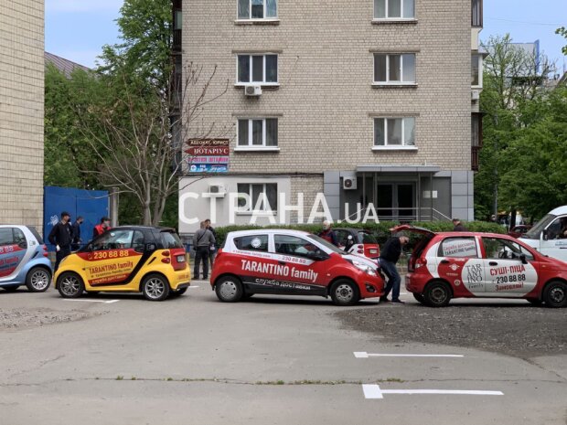Машини з піцею проти комунальників: в Києві не дали демонтувати МАФ