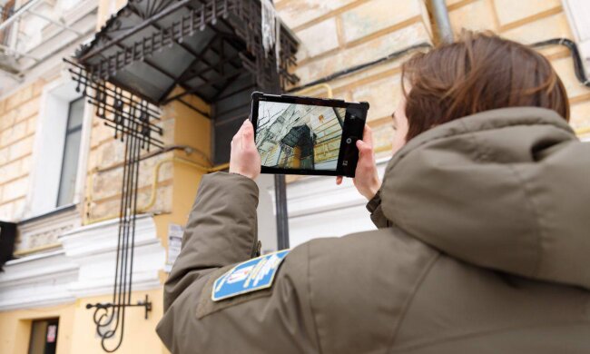 Крижана загроза: у Києві масово штрафують за бурульки на дахах