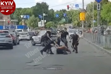 У Києві напівголий чоловік кидався з ножем на поліцейських (ВІДЕО)
