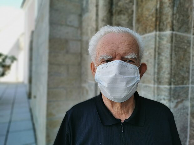 Вчені: маски можуть нашкодити людям похилого віку, що робити