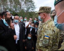 Дикі танці та співи: на кордоні сотні хасидів попри заборони намагаються потрапити в Україну (фото, відео) 