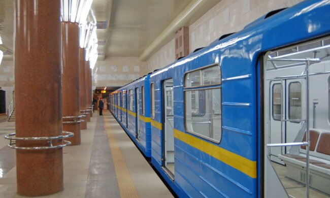 У КМДА заявили, що між закритими станціями метро тестуватимуть човниковий рух
