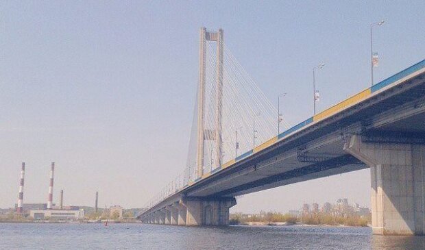 Двоє людей хотіли стрибнути з Південного моста, одному це вдалося (відео)