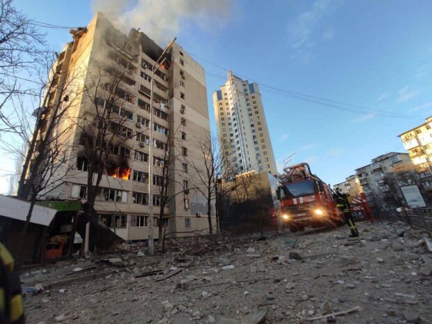 Ракетний обстріл Києва: у житловій багатоповерхівці стався обвал і пожежа, є постраждалі
