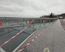 Тріснуте скло на «мосту Кличка»: вандали тут ні при чому