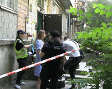 В Солом’янському районі Києва на східцевому майданчику будинку виявили тіла двох 15-річних дівчат