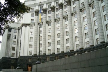Кабмін різко скоротив чиновників