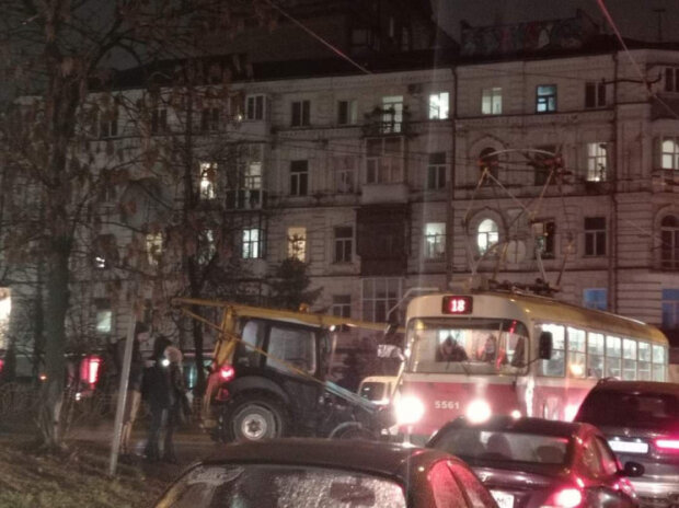 У Києві на Лук’янівці трактор врізався в трамвай