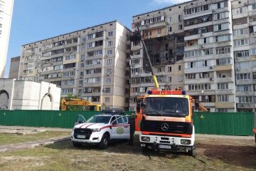 Рятувальники почали повертати речі мешканцям будинку на Позняках, де стався вибух