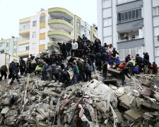 900 загиблих і понад 5000 поранених: Туреччина приходить до тями після сильного землетрусу (відео)