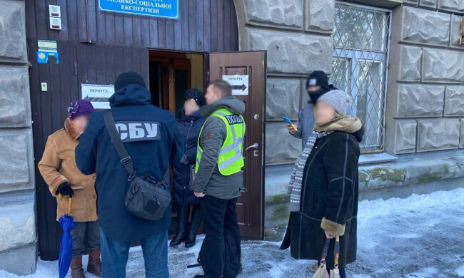 У Києві викрили схему ухилення від мобілізації — створювали фальшиву інвалідність за $5-8 тис.
