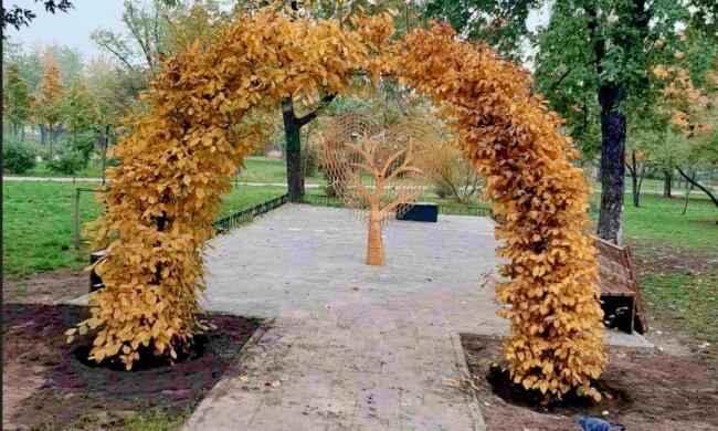 Дерево-серце та романтична арка: в столичному парку з’явились нові арт-об’єкти (фото)