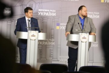 Перший “слуга народу” відмовився від мандата