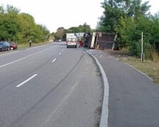 На Київщині перевернулася вантажівка