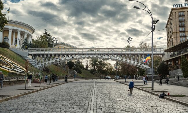 Пішохідний міст на Інститутській відкрили після ремонту (фото)