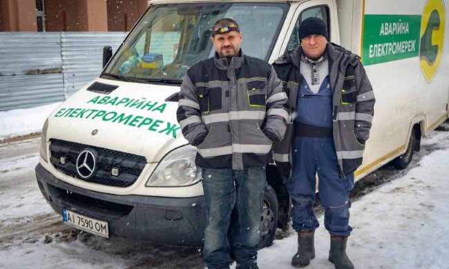 Область рятує столицю: 50 фахівців щодня лагодять мережі Києва