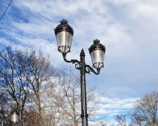 Обуреним киянам пояснили, чому замінили старі ліхтарі у Маріїнському парку