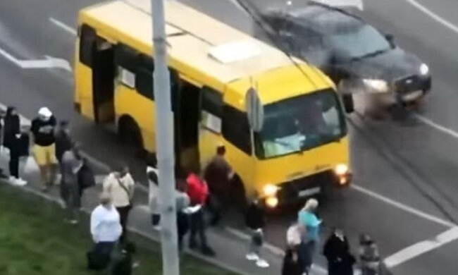 Київська маршрутка задимілася на ходу (відео)