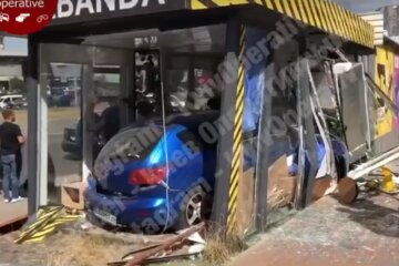 дтп: автівка влетіла в кафе