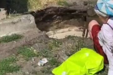 Мешканка Києва ледь не впала в яму з окропом – під ногами провалився асфальт (відео)