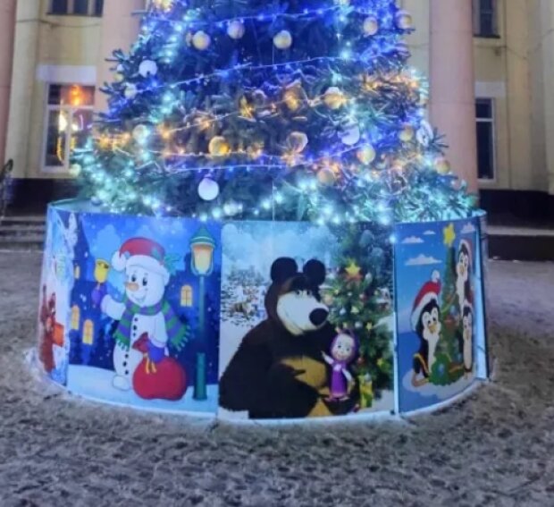 Під Києвом новорічну ялинку прикрасили персонажами російського мультфільму - голова не розуміє, що тут поганого