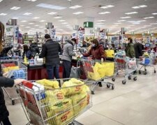 Карантин: кияни кинулися скуповувати продукти в супермаркетах (відео)