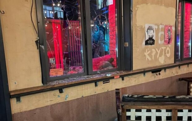 У Києві на Подолі невідомі розгромили бар (відео)