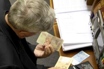 Нардепи отримали першу зарплату: хто скільки заробив