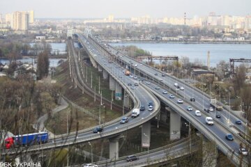 Киянам нагадали, як сьогодні можна потрапити з одного берега на інший