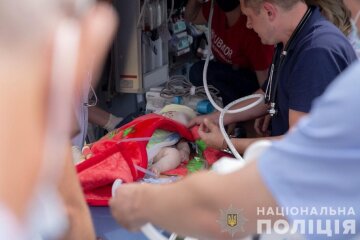 До Києва поліцейським вертольотом привезли тяжкохворе немовля (відео)