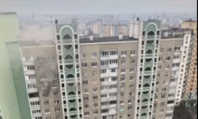 На проспекті Правди палає багатоповерхівка (відео)