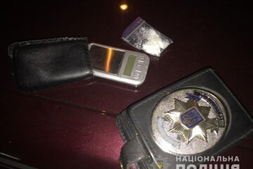 Столичного поліцейського затримали за торгівлю наркотиками