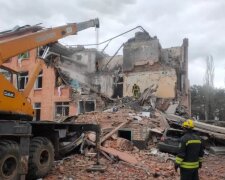 У Чернігові окупанти розбомбили школу, під завалами можуть бути люди