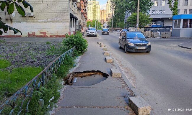 «Сгущёнка для ремонта закончилась»: на дорогах Соломенского района появляются одна яма за другой