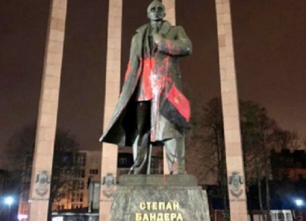 У Львові був осквернений пам’ятник Степану Бандері