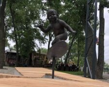 У Києві відкрилася статуя малюка-серфера