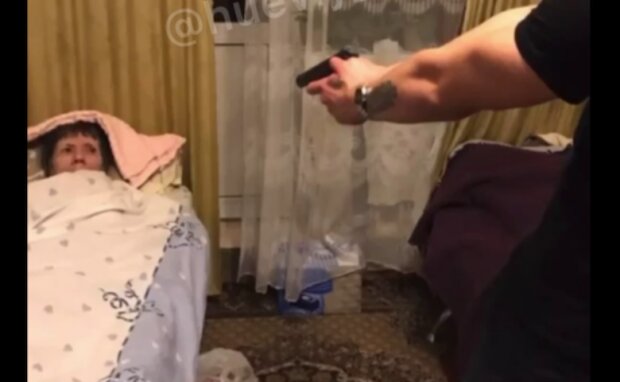 Направляли пістолет в голову та сміялися: у Києві група підлітків знущалася над бабусею (відео)