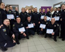 Поліціянти, які працюватимуть у школах Києва, пройшли навчання та отримали сертифікати