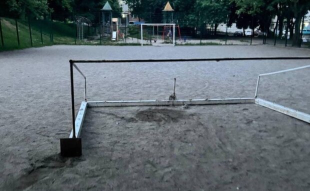 На Білоцерківщині на дитину впали футбольні ворота — його госпіталізували без свідомості, стан важкий