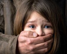 У Києві чоловік п’ять років ґвалтував малолітню пасербицю