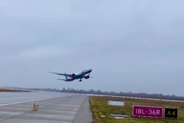 З аеропорту "Бориспіль" евакуювали найбільший в Україні пасажирський літак