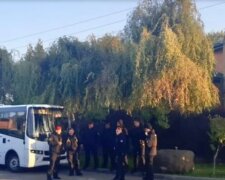 Акція під будинком Порошенка в Козині: вночі сталося кілька сутичок, на місці чергує поліція