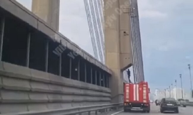 З Південного мосту рятувальники зняли малолітніх руферів (відео)