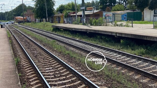 Не почув сигнал у навушниках: під Києвом чоловіка на смерть збив потяг (відео)