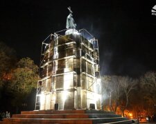 Київські пам’ятники стали учасниками атмосферного артпроєкту Вечори “Примарної поезії”