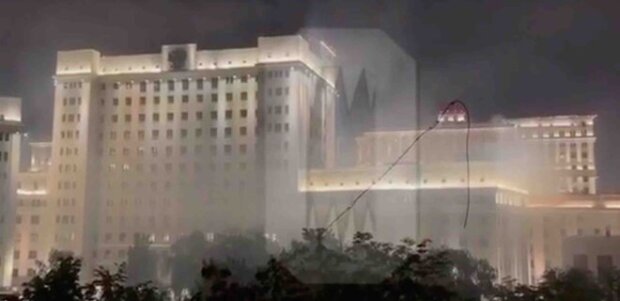 РосЗМІ повідомили про пожежу у будівлі Міноборони РФ, МНС пожежі “не виявило” (відео)