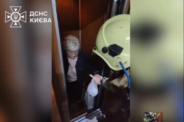 У Оболонському районі столиці з ліфтової шахти дістали літню жінку