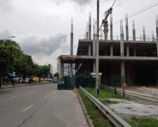 В столиці будують ТРЦ прямо на автомобільній трасі (фото)