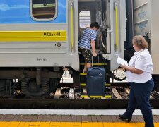 Для швидкої евакуації: Укрзалізниця обладнала сотні вагонів додатковими сходинками